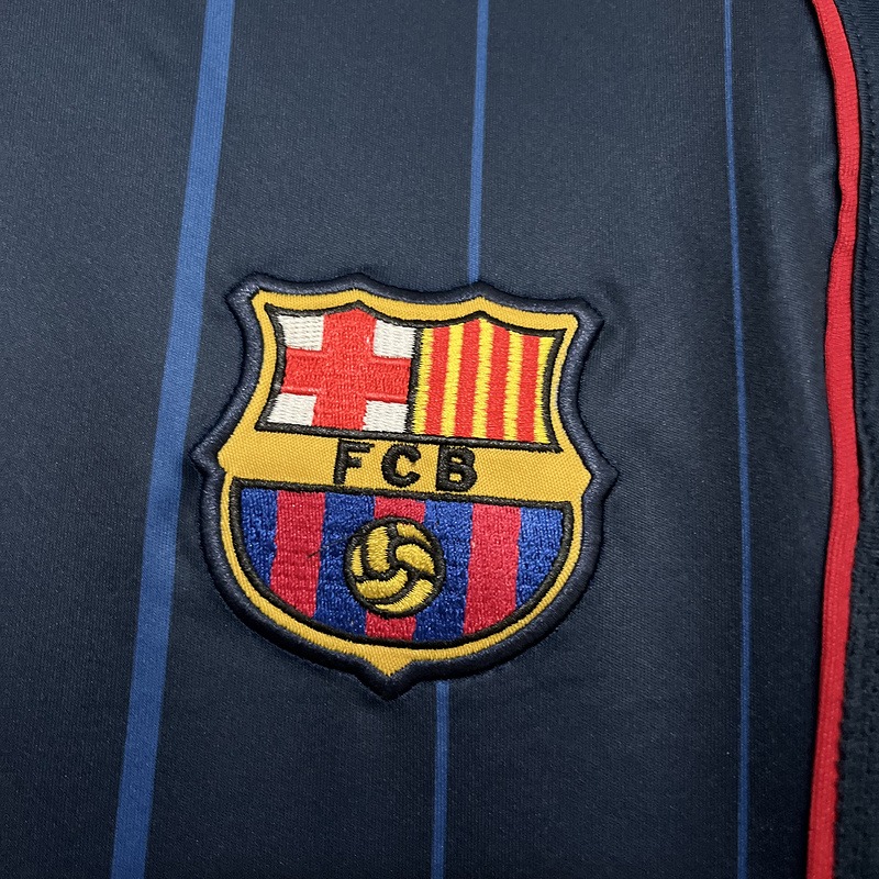 maglia barcellona away 2005 stemma sul petto da vicino