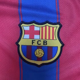 camiseta barcellona 2010 maniche lunghe stemma sul petto da vicino
