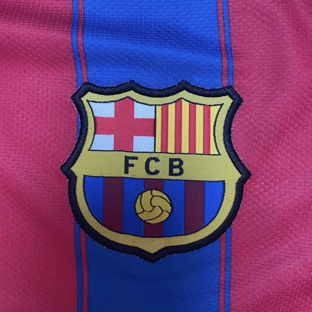 maglia barcellona 2010 maniche lunghe stemma sul petto da vicino