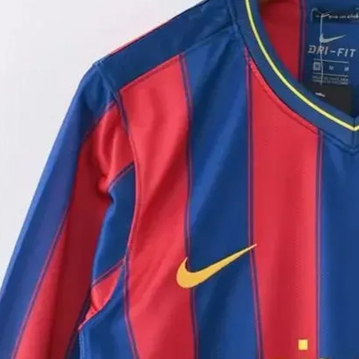 maglia barcellona 2010 maniche lunghe scollo a V da vicino