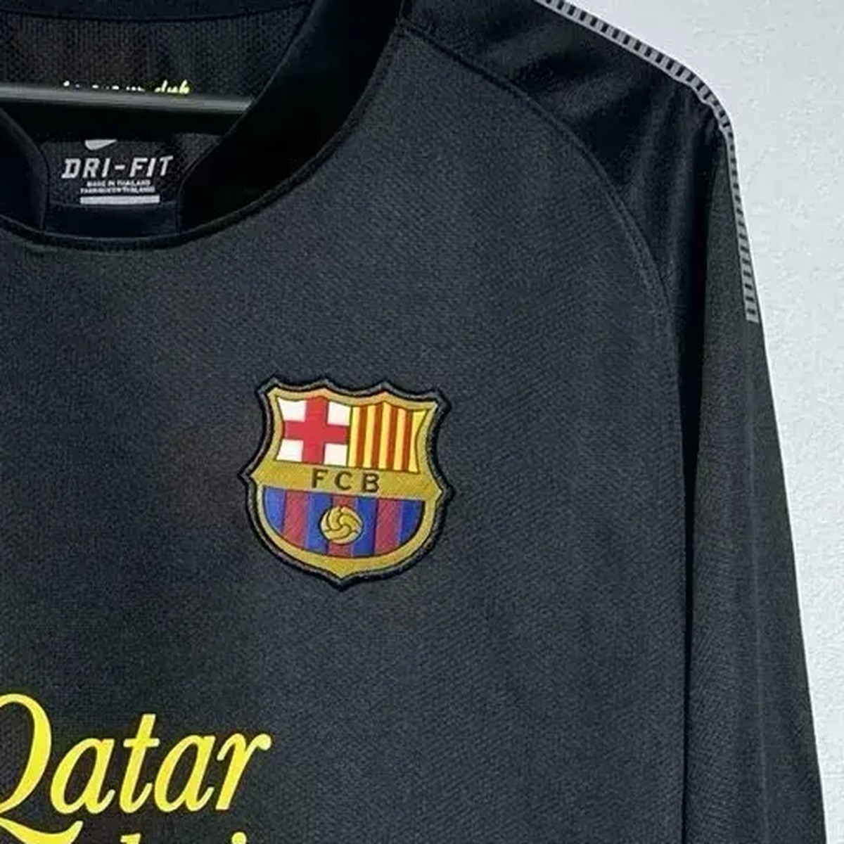 maglia barcellona nera maniche lunghe stemma su fondo nero