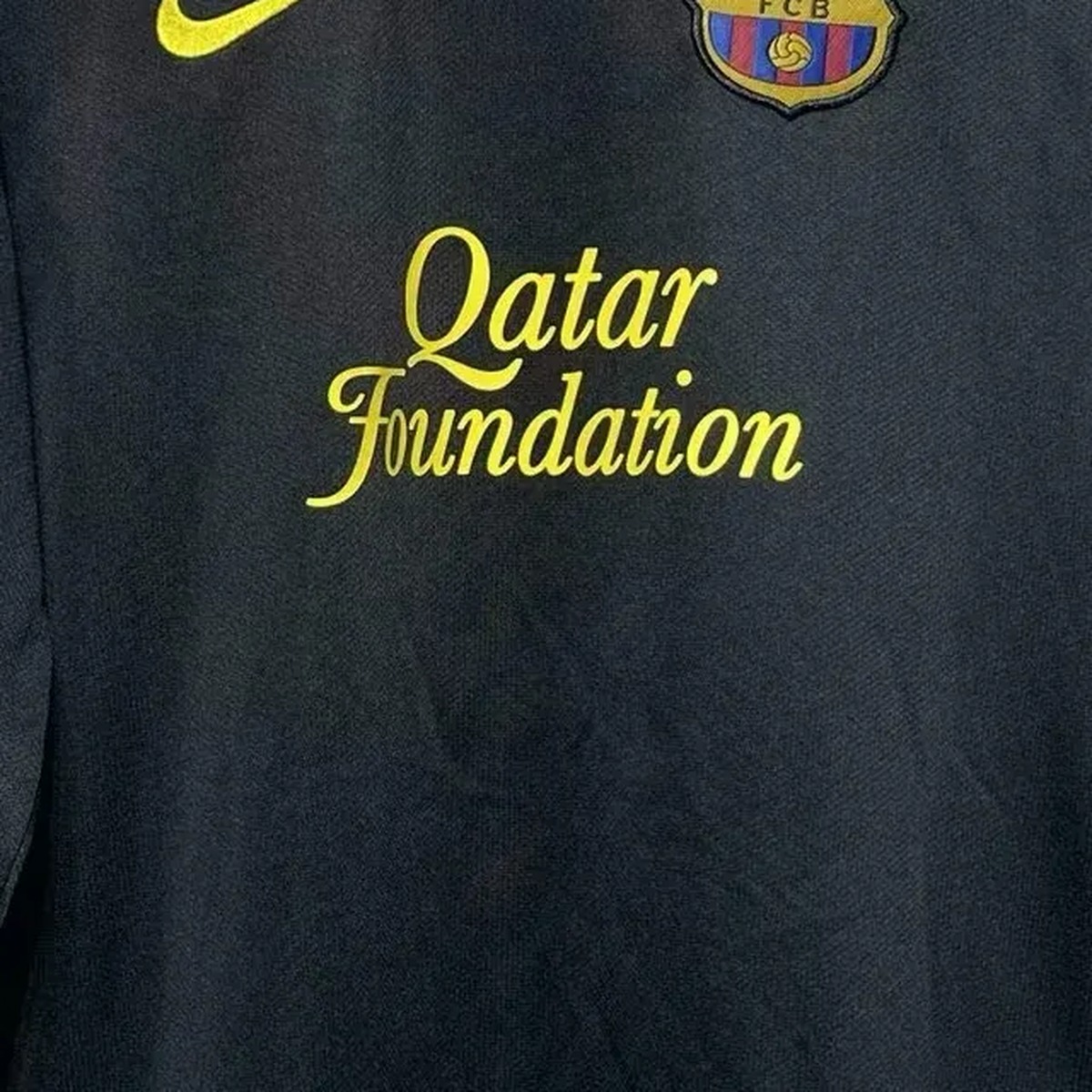 maglia barcellona nera maniche lunghe sponsor oro in corsivo