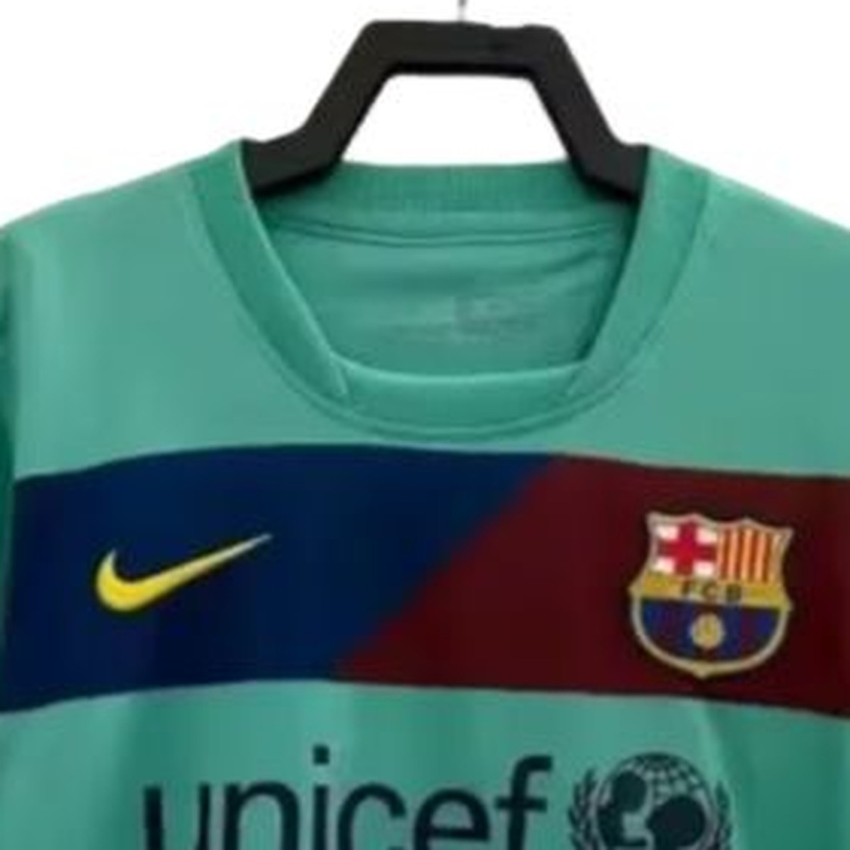 maglia barcellona away 2011 maniche lunghe fascia con stemma da vicino
