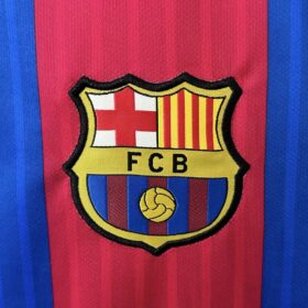 camiseta Barcelona 2017 mangas largas escudo en el pecho