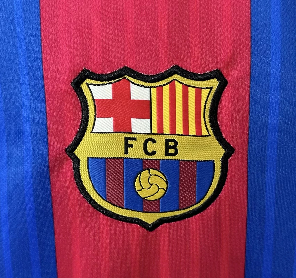 maglia barcellona 2017 maniche lunghe stemma sul petto