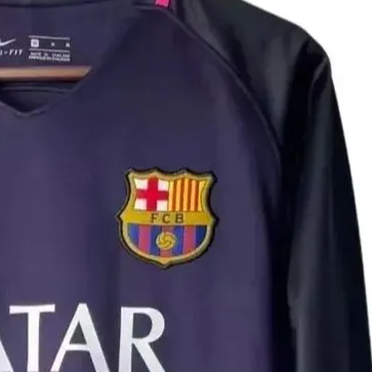 maglia barcellona away 2017 maniche lunghe stemma sul petto