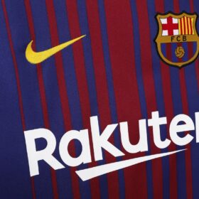 camiseta Barcelona 2018 mangas largas pecho con patrocinador y escudo