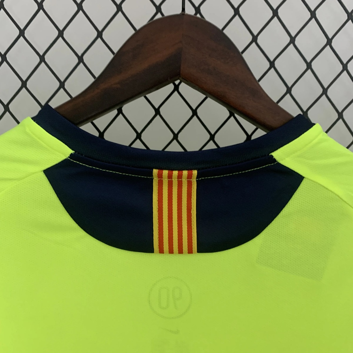 maglia barcellona fluo colletto scuro da vicino