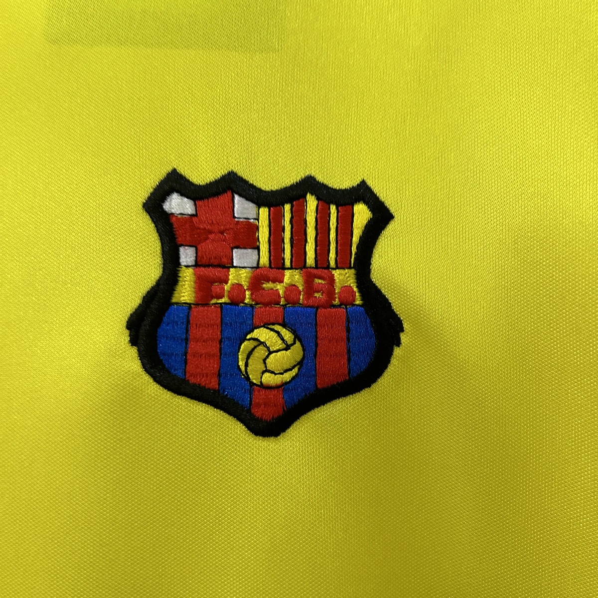 maglia barcellona gialla stemma depoca sul petto