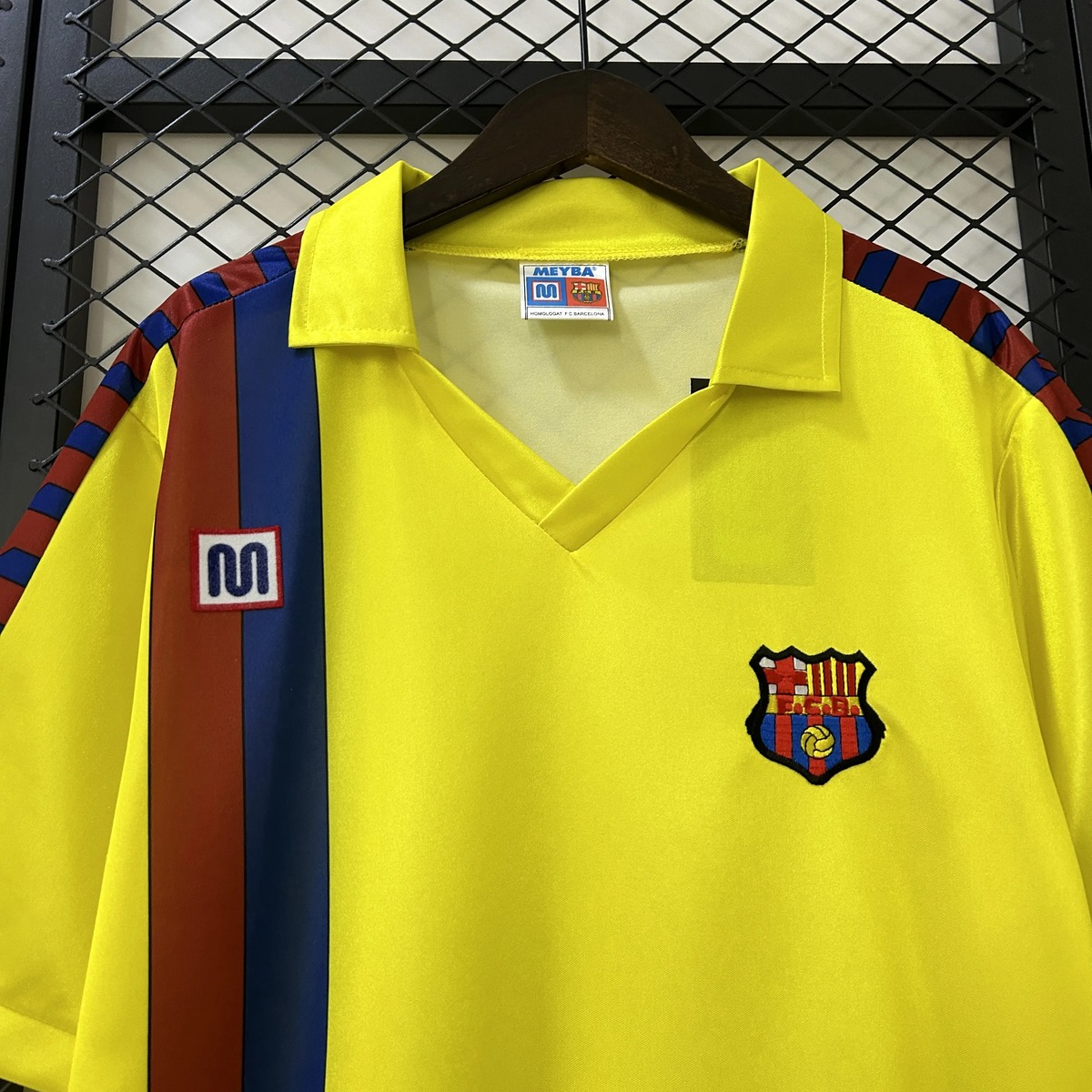maglia barcellona gialla colletto con scollo a V