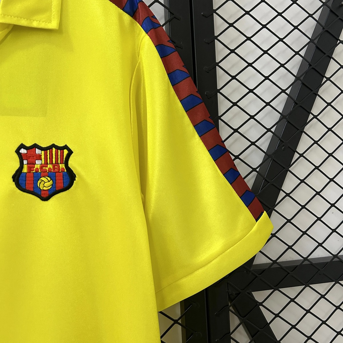 maglia barcellona gialla spalla con banda blaugrana