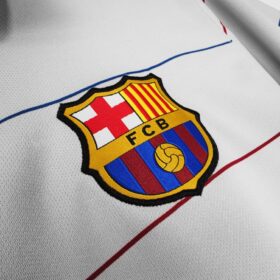 camiseta Barcelona gris escudo en el pecho