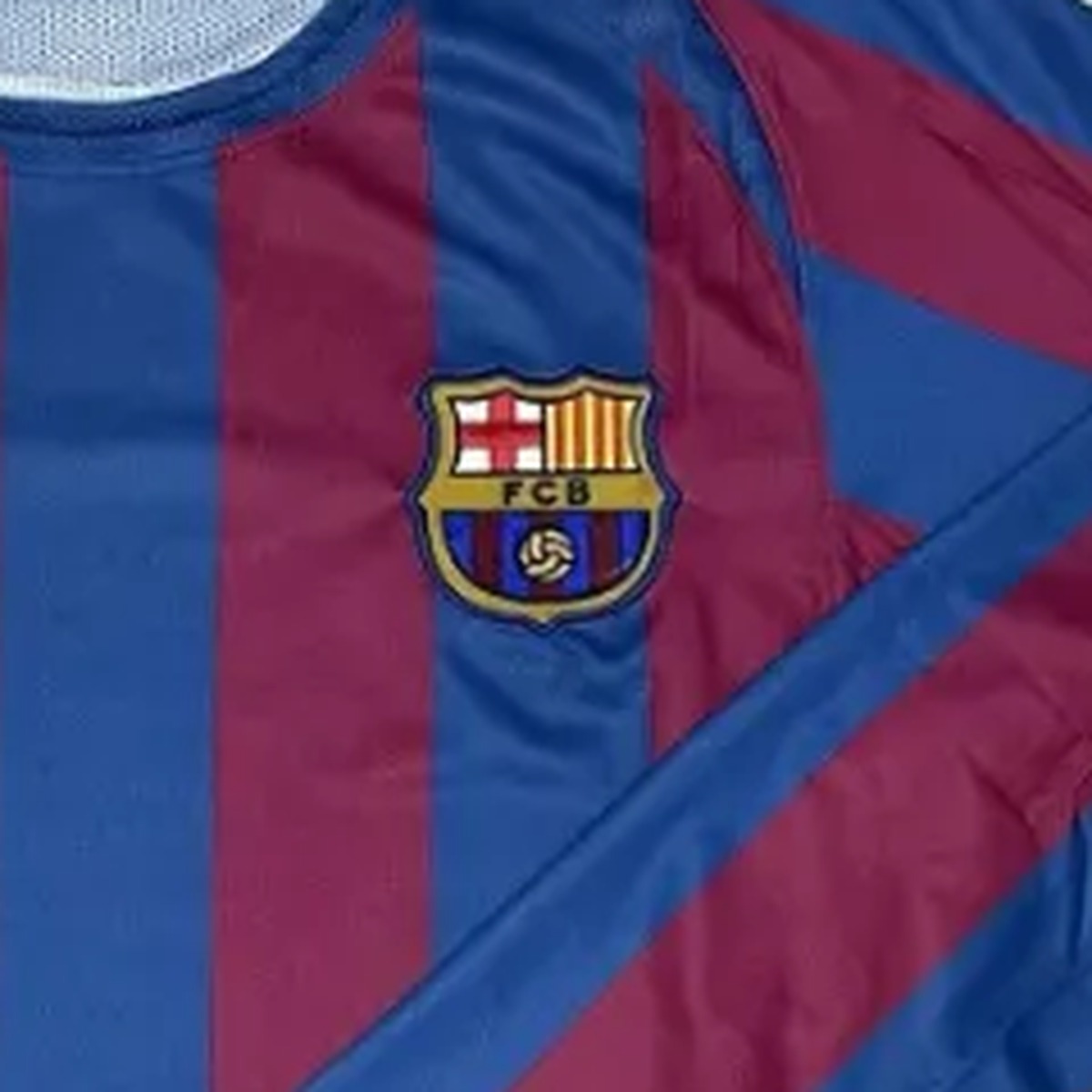 maglia barcellona maniche lunghe stemma sul petto