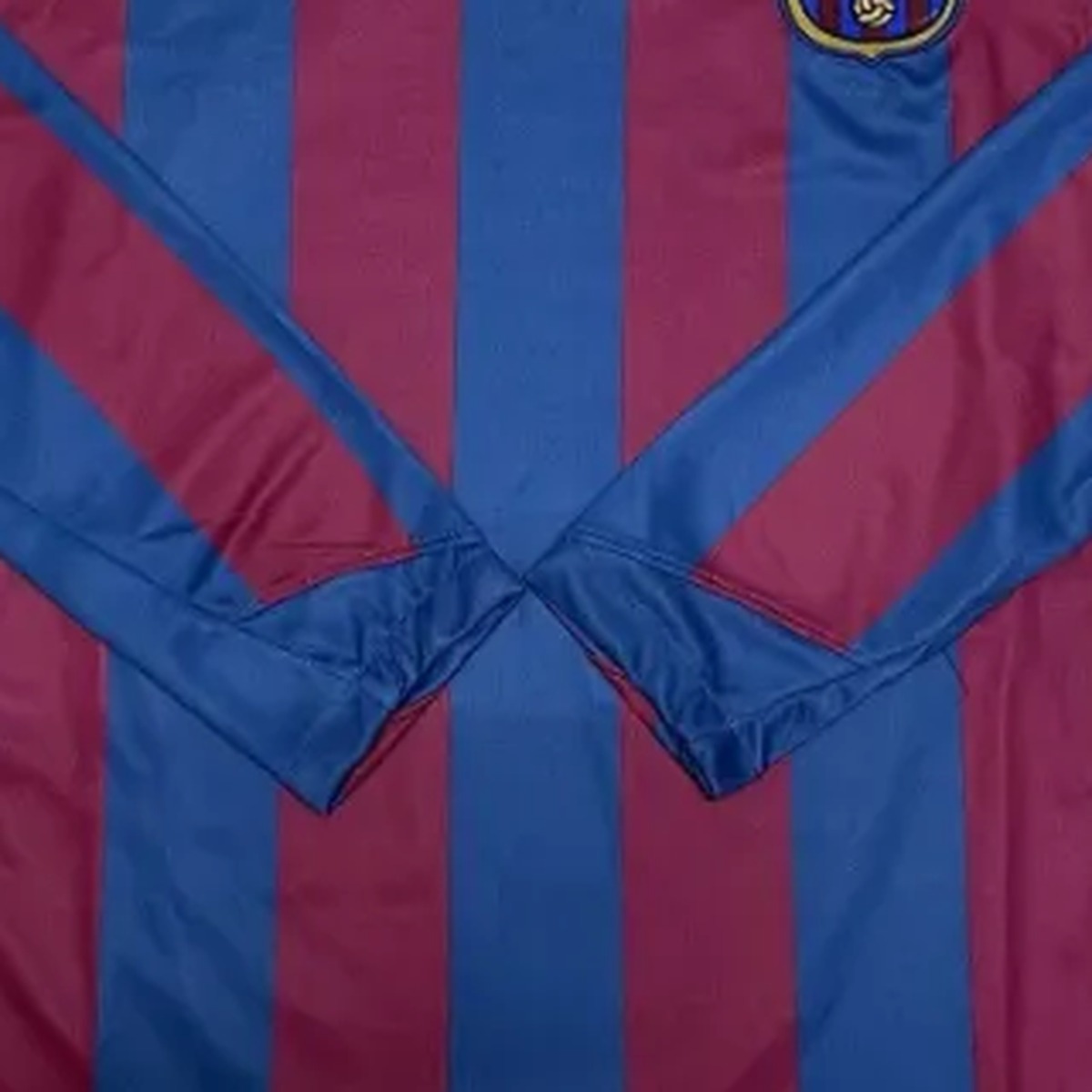 maglia barcellona maniche lunghe fronte al centro