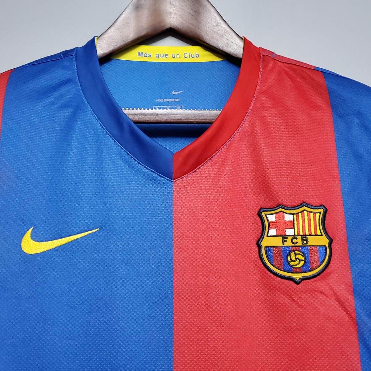 maglia barcellona 2007 maniche lunghe fronte in alto con colletto oro