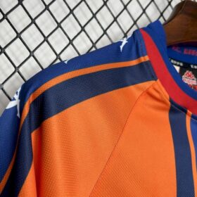 camiseta Barcelona naranja escudo en el pecho