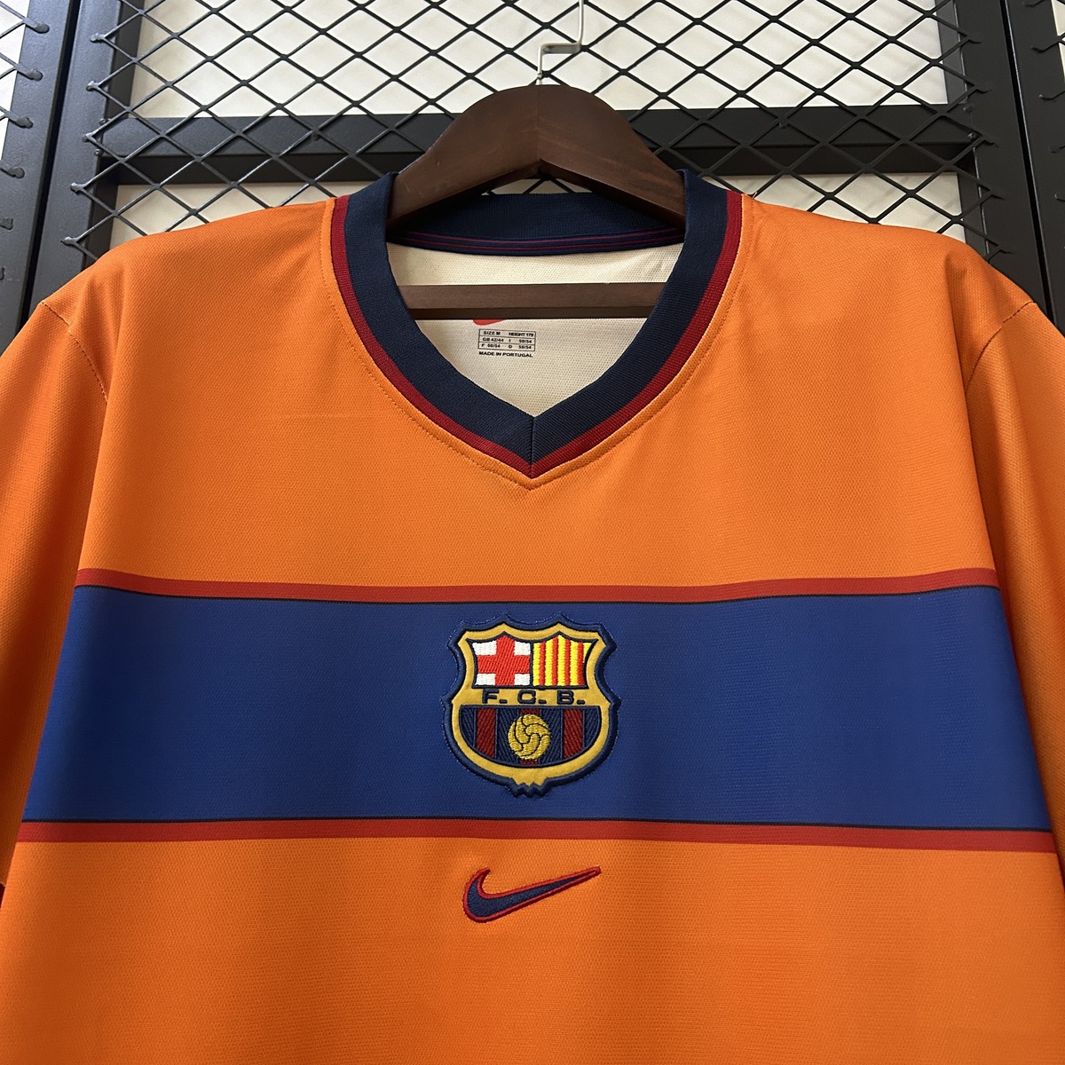 maglia barcellona third 1999 fascia e stemma da vicino