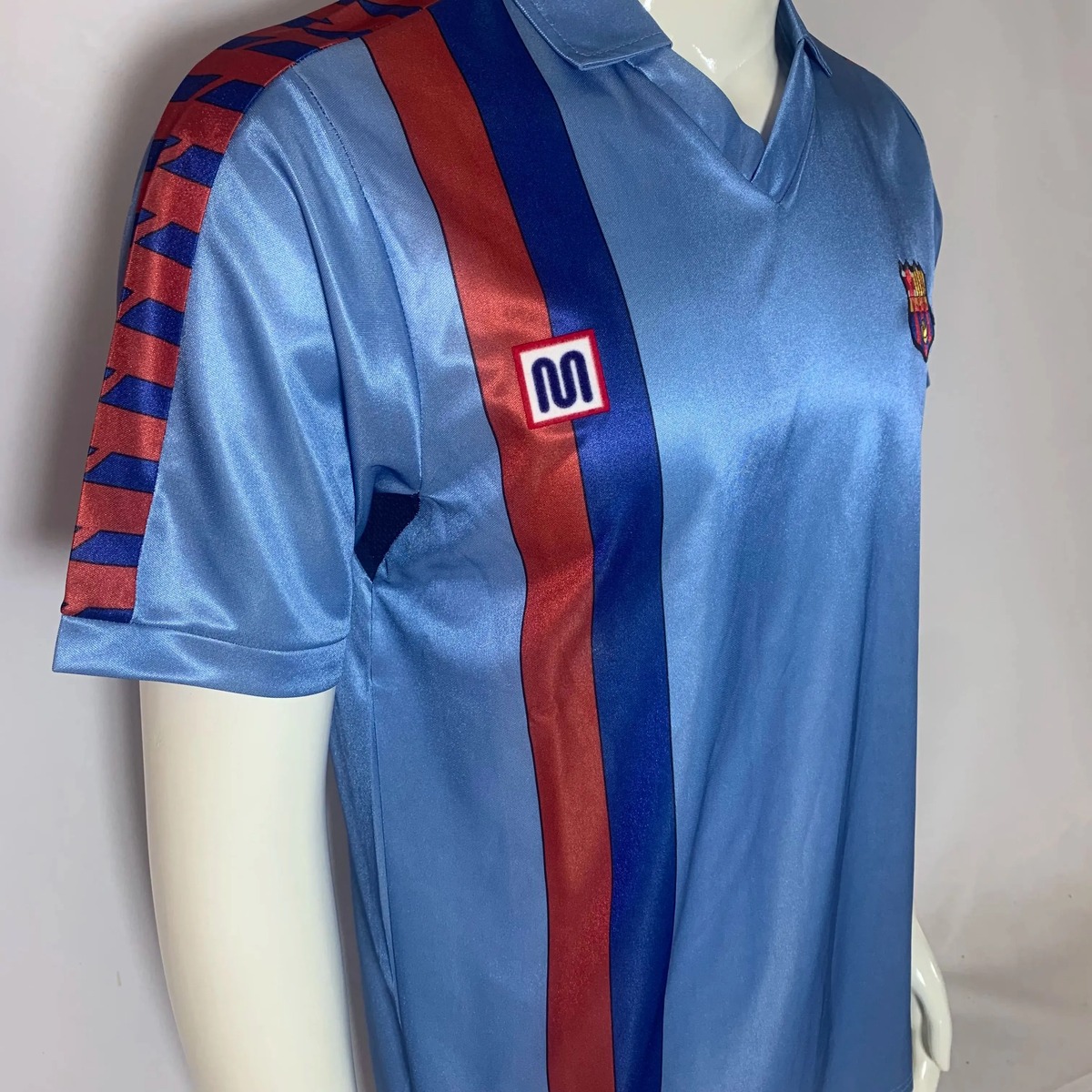 maglia barcellona celeste spalla con banda blaugrana