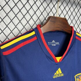 segunda camiseta España 2010 rayas en el hombro