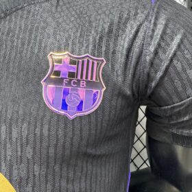 Camiseta Barcellona Away 2026/27 – Versione Giocatore dettaglio stemma