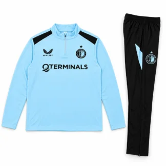 Tuta Feyenoord Training 2026/27 – presentazione virtuale: fronte della maglia e pantalone frontale piegato