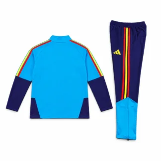 Chándal España azul de dos estrellas 2026/27 – presentación virtual: espalda de la parte superior y pantalón frontal o lateral doblado