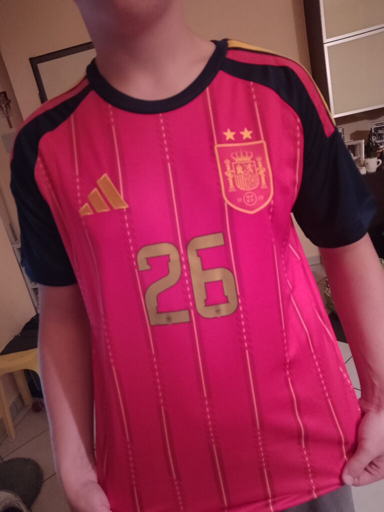 Federica con la camiseta Spagna ricevuta – fronte – foto della cliente