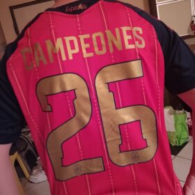 Foto del cliente con la maglia ricevuta