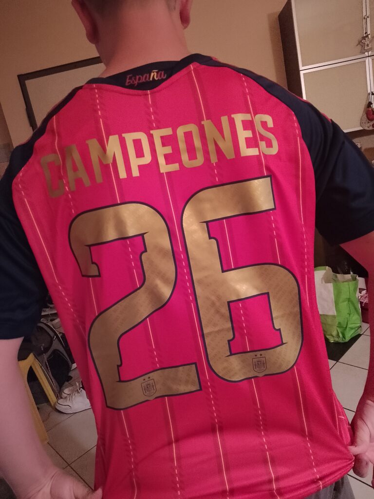 Federica con la camiseta Spagna ricevuta – retro CAMPEONES 26 – foto della cliente