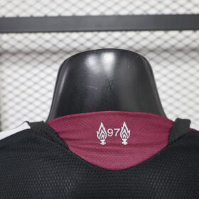Terza Maglia Liverpool Maniche Lunghe 2026/27 – Giocatore — Dettaglio materiali e logo