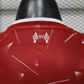 Prima Maglia Liverpool Maniche Lunghe 2026/27 – Giocatore — Dettaglio materiali e logo