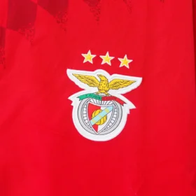 Cortavientos Benfica 2026/27 – detalle real del mismo modelo y color