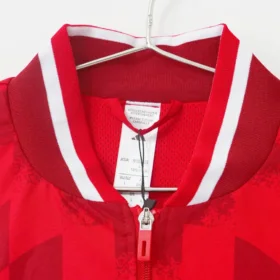 Cortavientos Benfica 2026/27 – detalle real del mismo modelo y color