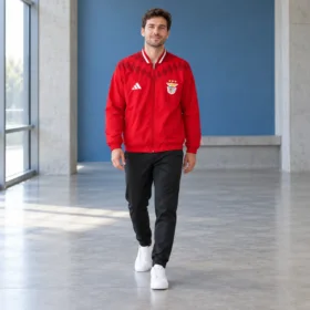 Cortavientos Benfica 2026/27 – modelo virtual con la prenda completa, pantalones neutros de estilismo no incluidos