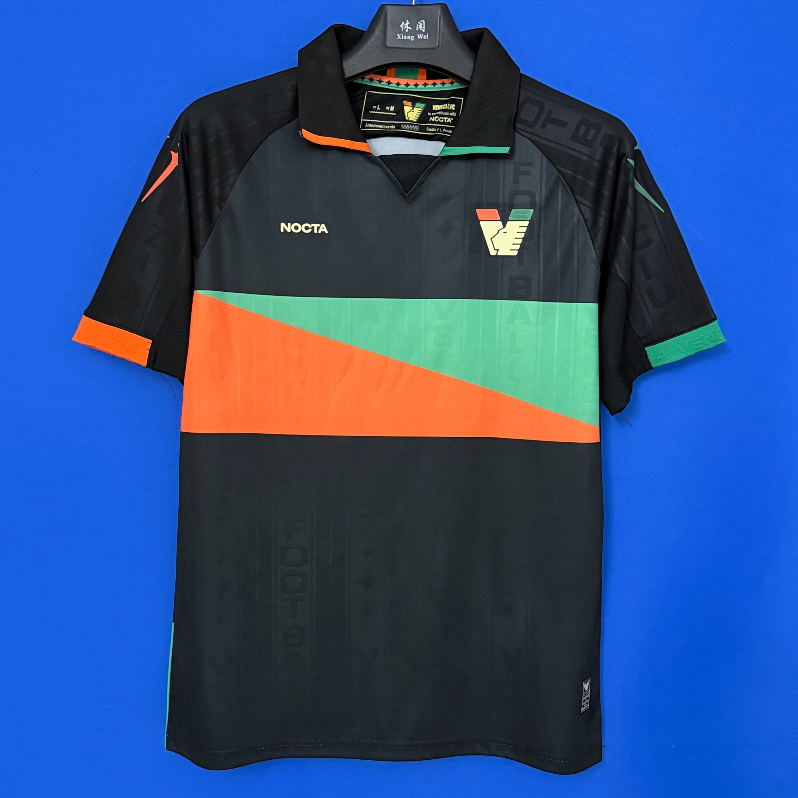 dettaglio logo nocta e colletto maglia venezia home 2026/27