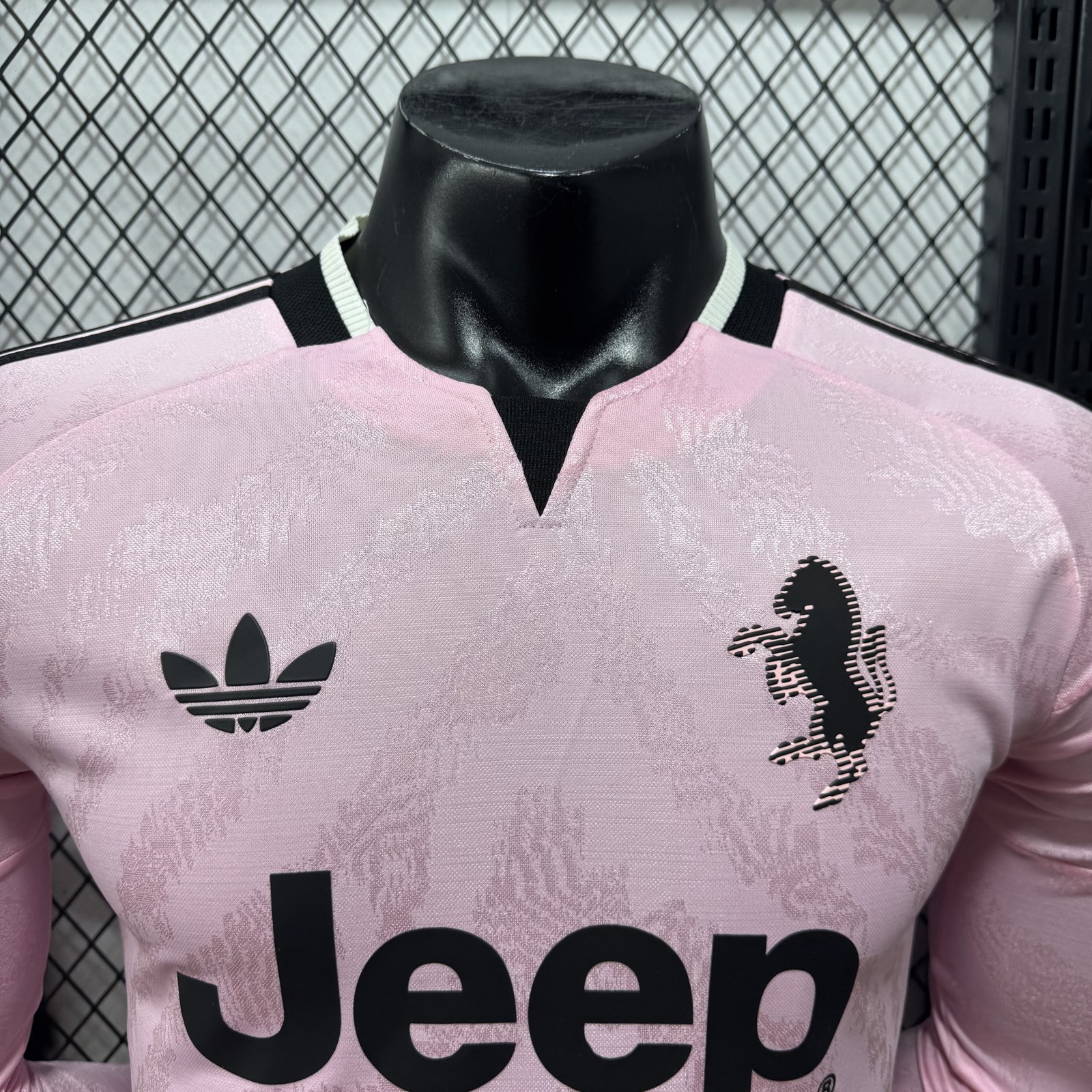 dettaglio trama tessuto traspirante maglia juventus 2026 giocatore
