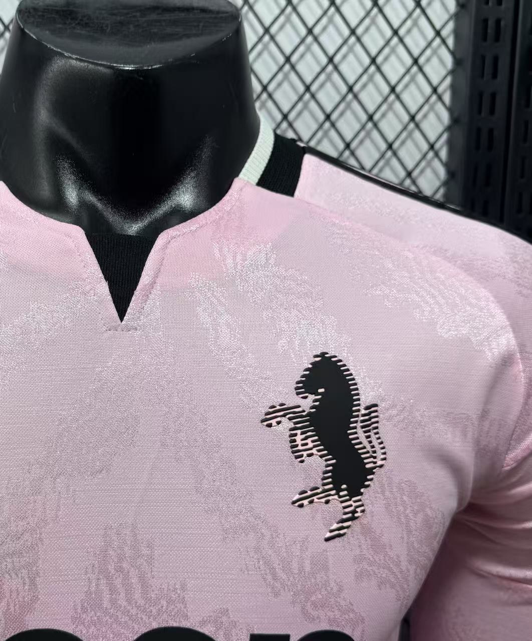 dettaglio colletto e profilo spalle maglia juventus 2026 manica lunga