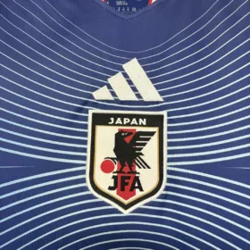 Camiseta Japón Primera Equipación 2026/27 — fotografía real del escudo y del tejido