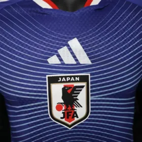 Prima Maglia Giappone 2026/27 Versione Giocatore — fotografia reale dello stemma e del tessuto