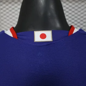 Prima Maglia Giappone 2026/27 Versione Giocatore — fotografia reale del colletto posteriore