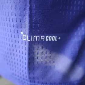 Prima Maglia Giappone 2026/27 Versione Giocatore — fotografia reale del tessuto e della stampa inferiore