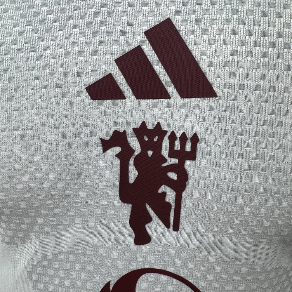 Terza Maglia Manchester United 2026/27 – Manica Lunga Versione Giocatore – dettaglio reale 1, foto del fornitore