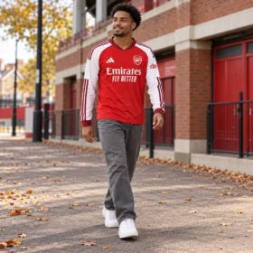 Prima Maglia Arsenal 2026/27 – Manica Lunga – presentazione con modello virtuale; pantaloni e scarpe non inclusi