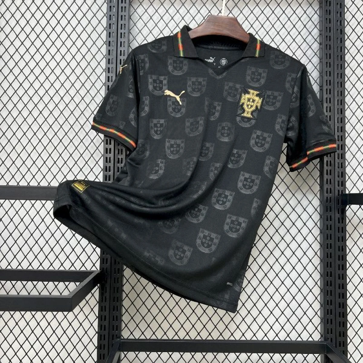 Camiseta Portugal Negra Mundial 2026 – detalle 1