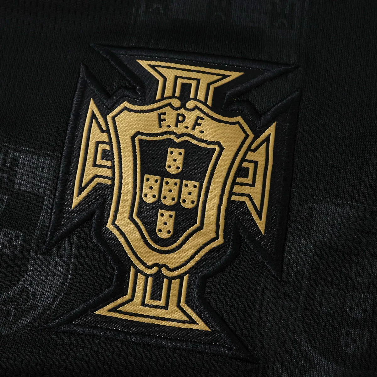Camiseta Portugal Negra Mundial 2026 – detalle 2