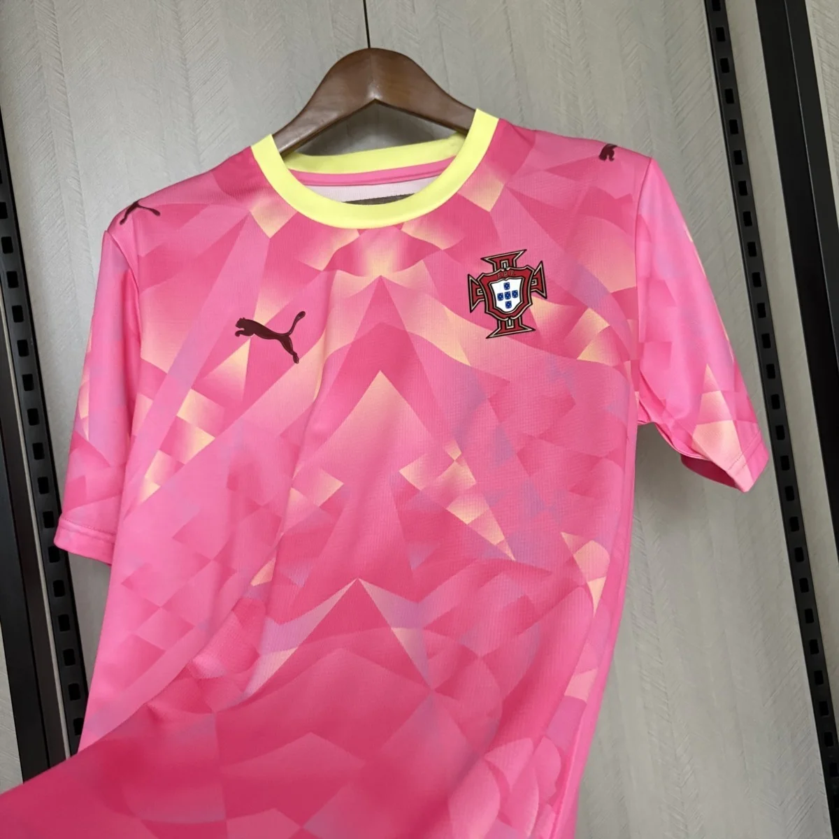 Camiseta Portugal Rosa 2026 – detalle 1