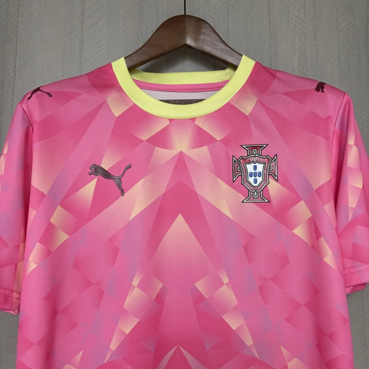 Camiseta Portugal Rosa 2026 – detalle 2