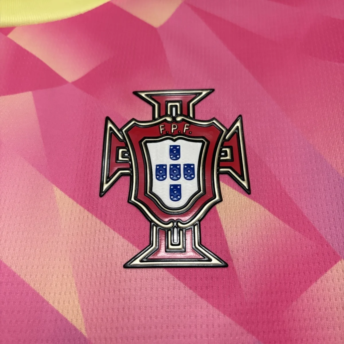 Camiseta Portugal Rosa 2026 – detalle 3