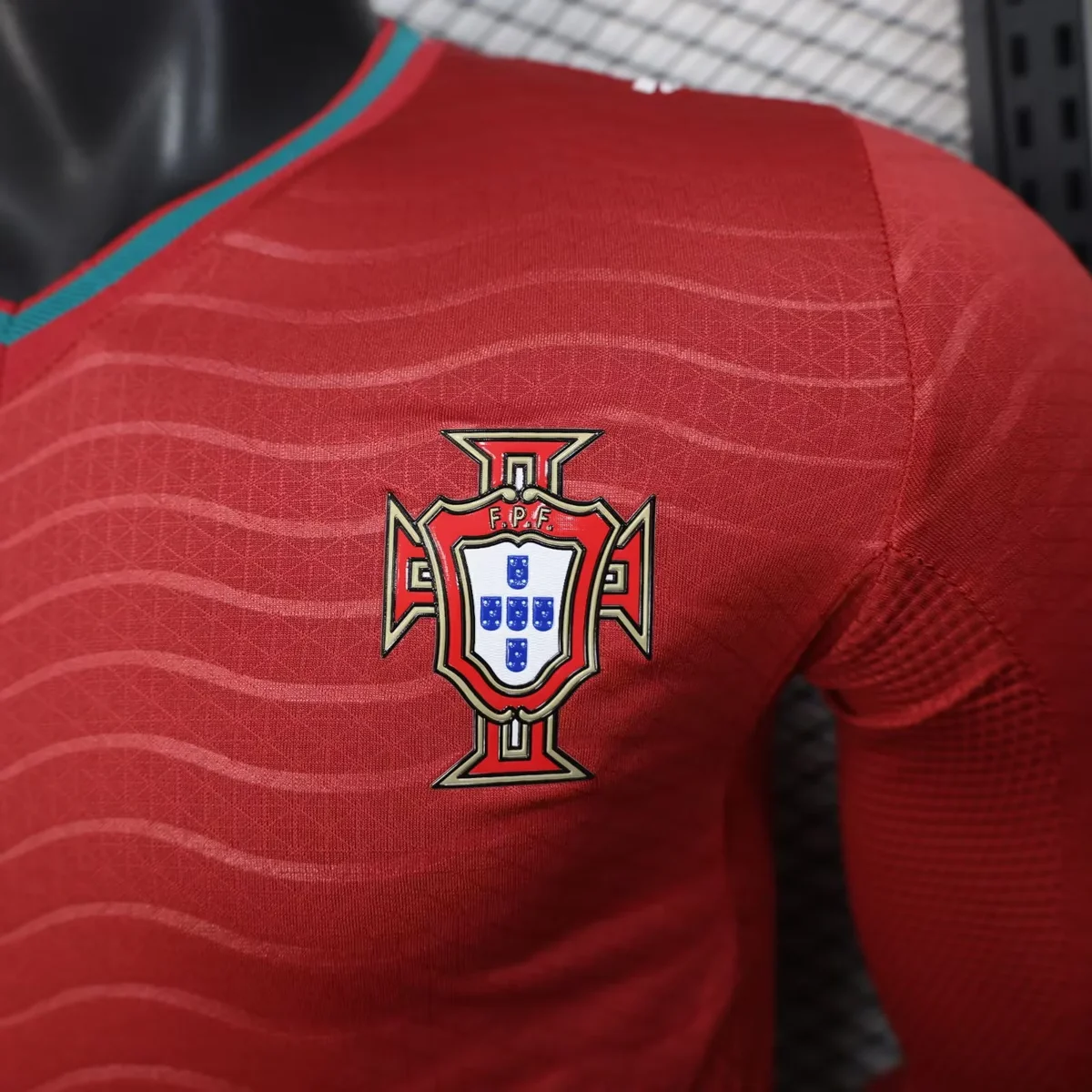 Camiseta Portugal Roja Manga Larga 2026 versión jugador – detalle 2