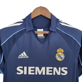 Camiseta Real Madrid 2005/06 Retro – Segunda Equipación — Detalle de materiales y logo